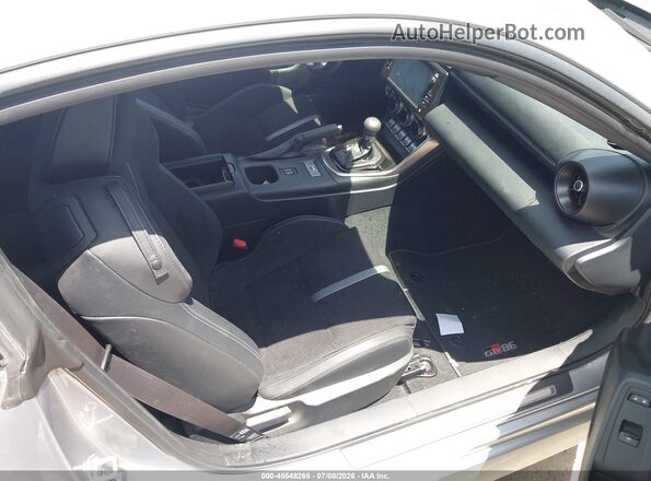 JF1ZNBE12S8758678 2025 TOYOTA GR86 Серебряный Вид салона спереди