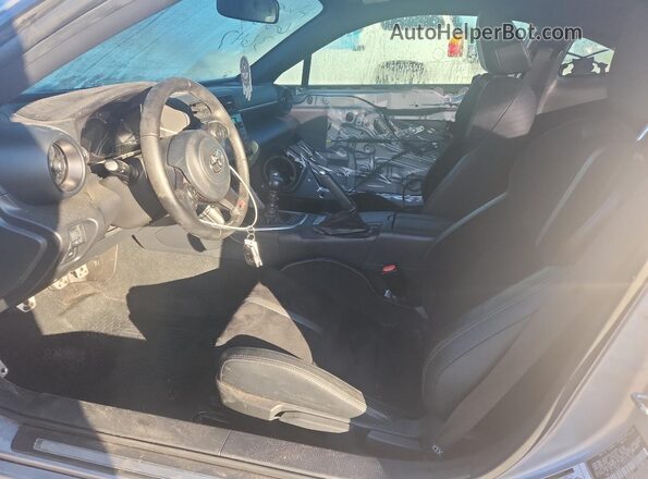 JF1ZNBE13P9763647 2023 TOYOTA GR Серебряный Вид салона спереди