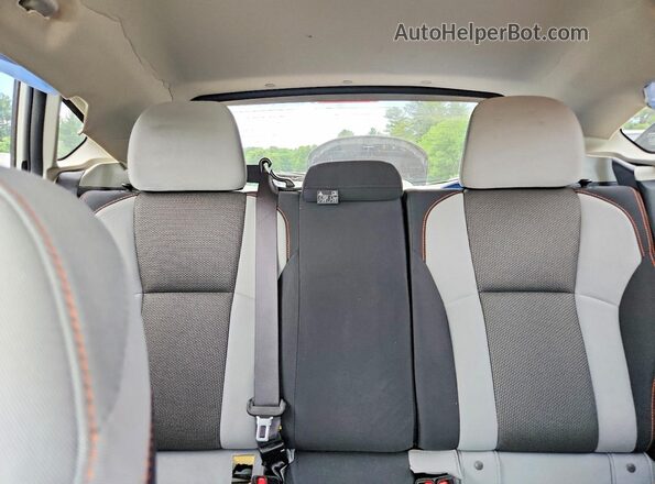 JF2GTABC5JH256237 2018 SUBARU CROSSTREK White Widok tylnych siedzeń
