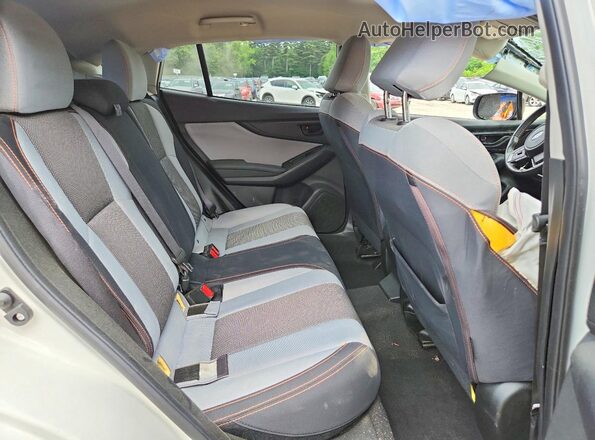 JF2GTABC5JH256237 2018 SUBARU CROSSTREK White Widok wnętrza z tyłu