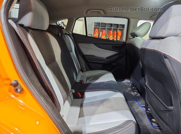 JF2GTABC6JH257946 2018 SUBARU CROSSTREK Orange Вид задньої частини салону