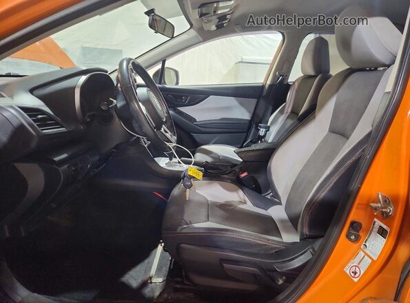 JF2GTABC6JH257946 2018 SUBARU CROSSTREK Orange Вид салону спереду