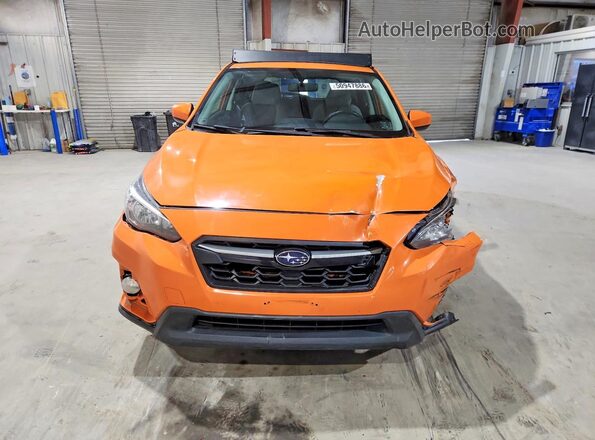 JF2GTABC6JH257946 2018 SUBARU CROSSTREK Orange Вид спереду