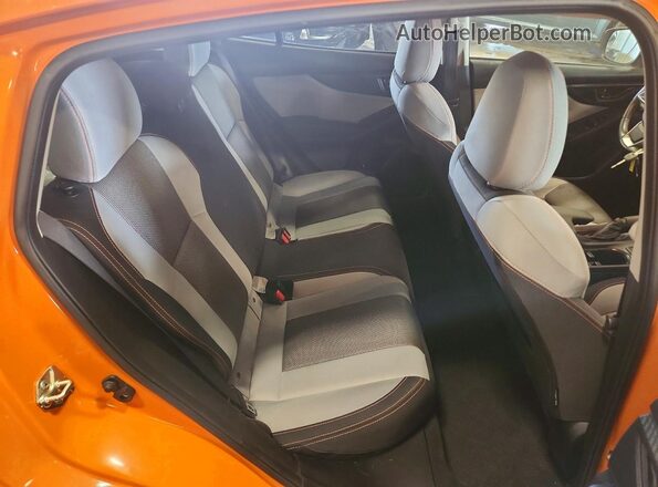 JF2GTADC9J8279260 2018 SUBARU CROSSTREK Orange Rear interior view