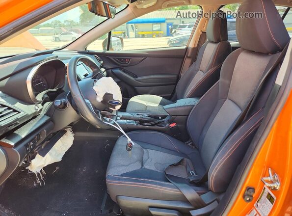 JF2GTADC9JH229233 2018 SUBARU CROSSTREK Оранжевый Вид салона спереди