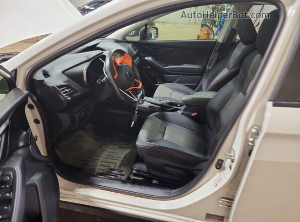 JF2GTADCXJH269434 2018 SUBARU CROSSTREK White Вид салону спереду