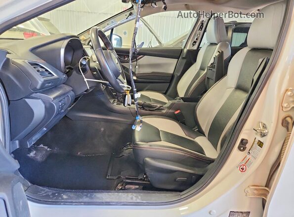 JF2GTAMC8JH210673 2018 SUBARU CROSSTREK White Սալոնի դիմացի տեսք