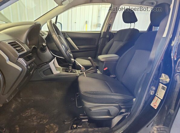 JF2SJAAC0HG583162 2017 SUBARU FORESTER Black წინა სალონის ხედი