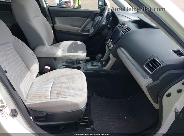 JF2SJADC0HH537482 2017 SUBARU FORESTER White Вид салону спереду