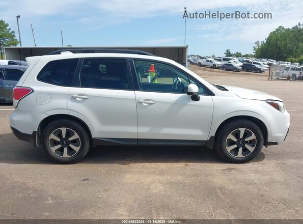 JF2SJADC0HH537482 2017 SUBARU FORESTER White Вид задньої частини салону