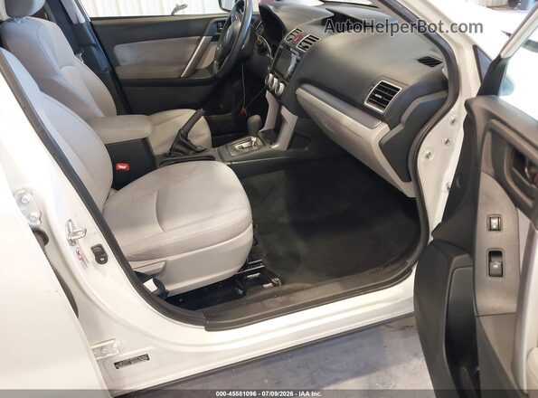 JF2SJADCXGH567040 2016 SUBARU FORESTER Белый Вид салона спереди