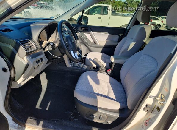 JF2SJAEC0JH509444 2018 SUBARU FORESTER White Вид салону спереду