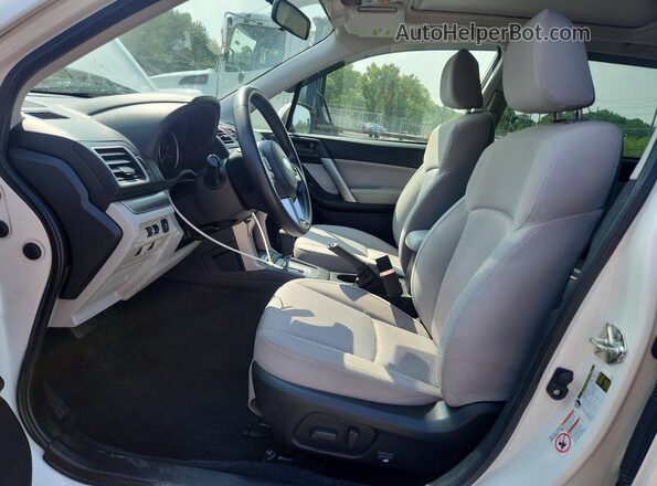 JF2SJAEC0JH514773 2018 SUBARU FORESTER Белый Вид салона спереди