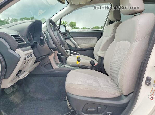 JF2SJAEC4HH451235 2017 SUBARU FORESTER White Widok wnętrza z przodu