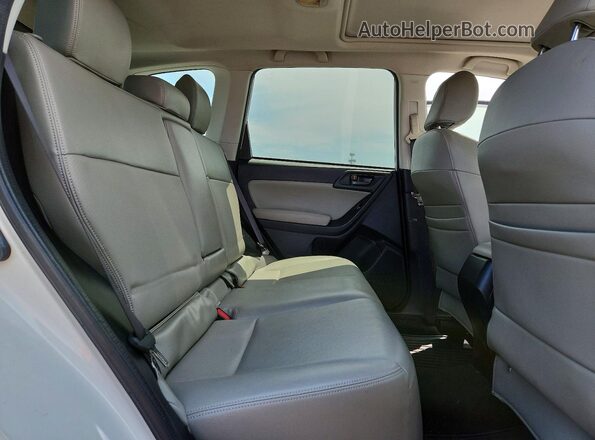 JF2SJAEC7HH440536 2017 SUBARU FORESTER White Vista interior trasera