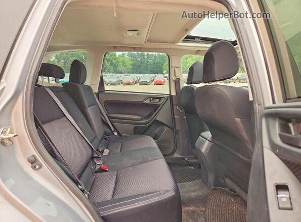 JF2SJAEC8HH455675 2017 SUBARU FORESTER Silver Widok wnętrza z tyłu