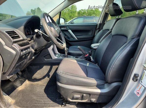 JF2SJAECXJH488263 2018 SUBARU FORESTER Серебряный Вид салона спереди