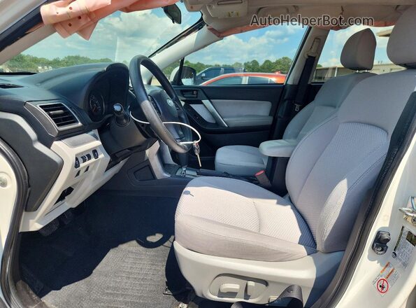 JF2SJAFC9GH470649 2016 SUBARU FORESTER White Widok wnętrza z przodu