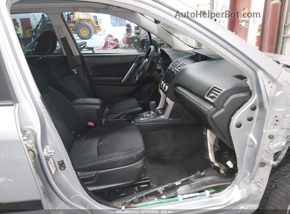 JF2SJAGC1JH504122 2018 SUBARU FORESTER Silver Front interior view