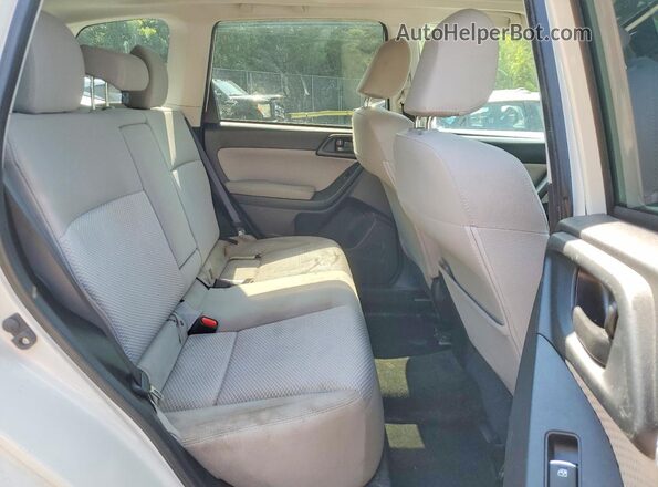 JF2SJAGC2HH529329 2017 SUBARU FORESTER White Вид задньої частини салону