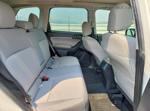 JF2SJAGC5HH579724 2017 SUBARU FORESTER White Vista interior trasera