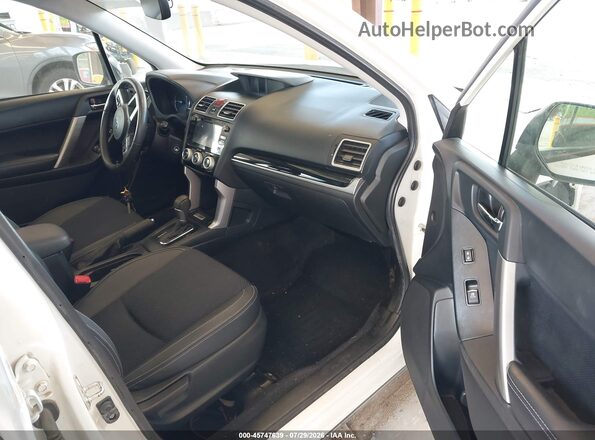 JF2SJAGC6JH549461 2018 SUBARU FORESTER White Front interior view