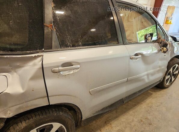 JF2SJAGC9HH499293 2017 SUBARU FORESTER Silver Widok wnętrza z tyłu