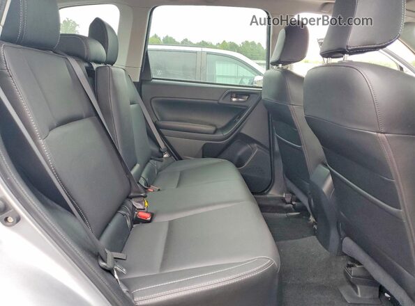JF2SJAJC1JH405535 2018 SUBARU FORESTER Silver Вид задньої частини салону