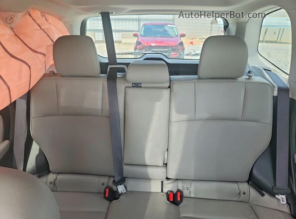 JF2SJAJC1JH585454 2018 SUBARU FORESTER White Հետևի նստատեղերի տեսք