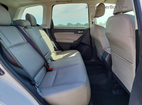JF2SJAJC3JH445082 2018 SUBARU FORESTER White Rear interior view