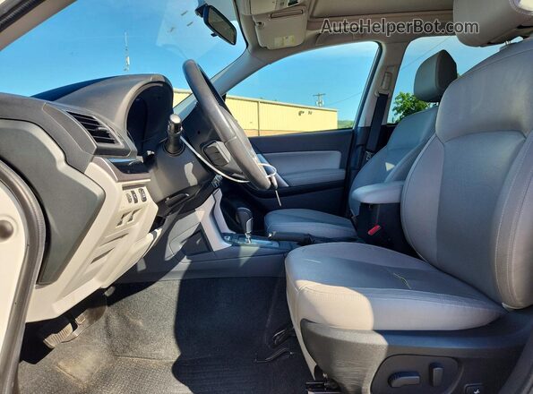 JF2SJAJC3JH583401 2018 SUBARU FORESTER White Vista interior delantera