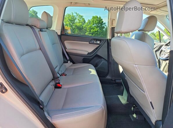 JF2SJAJC3JH583401 2018 SUBARU FORESTER White Vista interior trasera