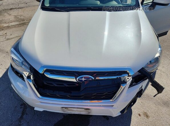 JF2SJAJC3JH583401 2018 SUBARU FORESTER White Vista del compartimento del motor