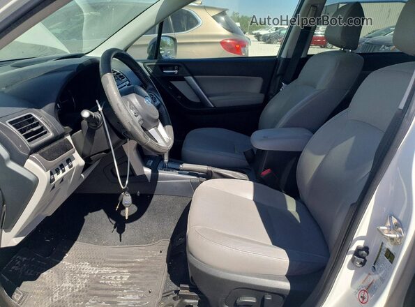 JF2SJARC0HH432319 2017 SUBARU FORESTER White Vista interior delantera
