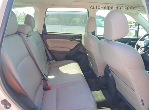 JF2SJARC0HH432319 2017 SUBARU FORESTER White Vista interior trasera