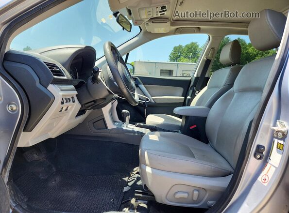 JF2SJARC3GH426982 2016 SUBARU FORESTER Серебряный Вид салона спереди