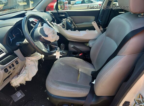 JF2SJARC5JH555328 2018 SUBARU FORESTER White Vista interior delantera