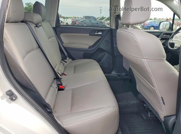 JF2SJARC5JH555328 2018 SUBARU FORESTER White Vista interior trasera