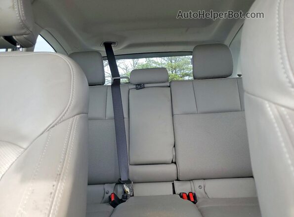 JF2SJARC5JH555328 2018 SUBARU FORESTER White Vista de los asientos traseros