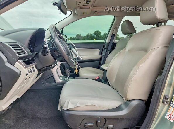 JF2SJARC7HH423438 2017 SUBARU FORESTER Green Front interior view