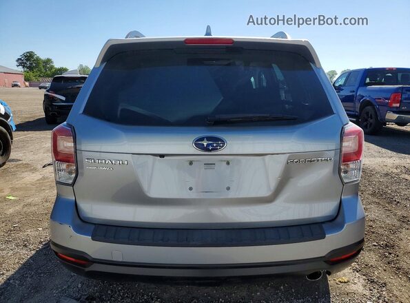 JF2SJEJC9JH565914 2018 SUBARU FORESTER Серебряный Вид сзади