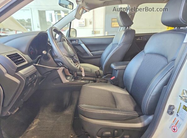 JF2SJGEC4HH550043 2017 SUBARU FORESTER White Вид салону спереду