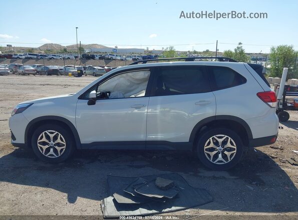JF2SKACC5RH453609 2024 SUBARU FORESTER White Սալոնի 360 աստիճան տեսք