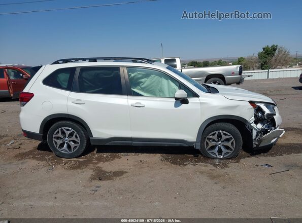 JF2SKACC5RH453609 2024 SUBARU FORESTER White Սալոնի հետևի տեսք