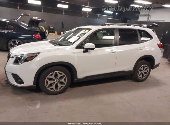 JF2SKADC1RH463424 2024 SUBARU FORESTER White Սալոնի 360 աստիճան տեսք