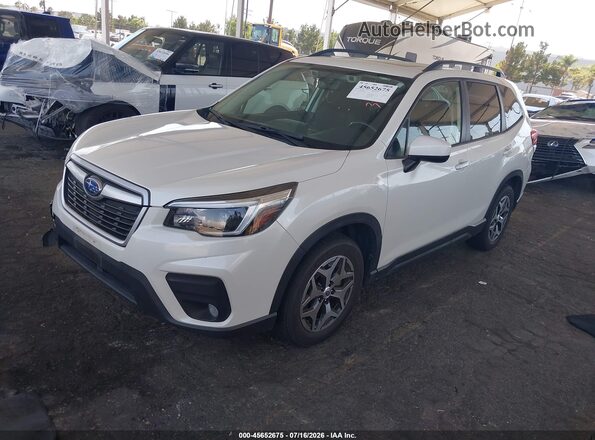 JF2SKAJC0MH527756 2021 SUBARU FORESTER White Vista tres cuartos delantera izquierda