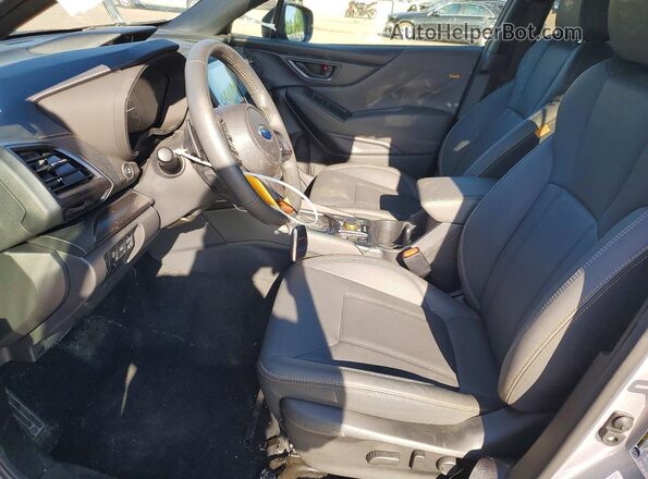 JF2SKAJC2SH406031 2025 SUBARU FORESTER Silver Widok wnętrza z przodu