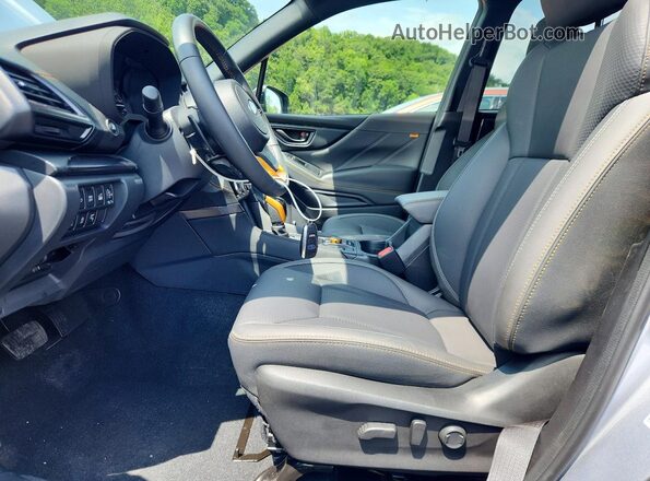 JF2SKAJC2SH406031 2025 SUBARU FORESTER Silver Widok wnętrza z przodu