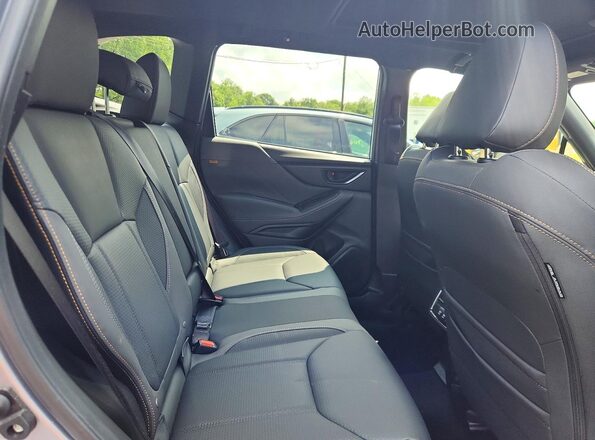 JF2SKAJC2SH406031 2025 SUBARU FORESTER Silver Widok wnętrza z tyłu