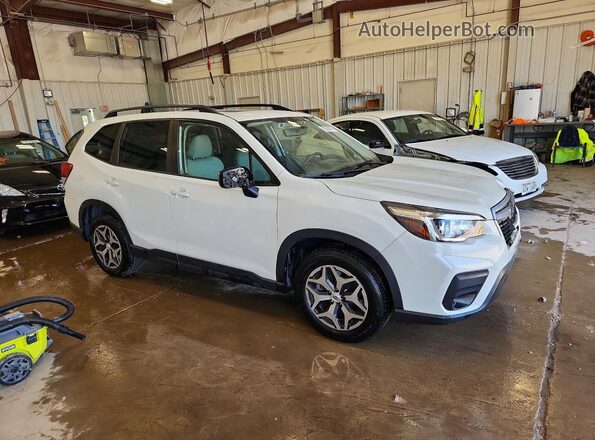 JF2SKAJC9LH468950 2020 SUBARU FORESTER White Delantero derecho